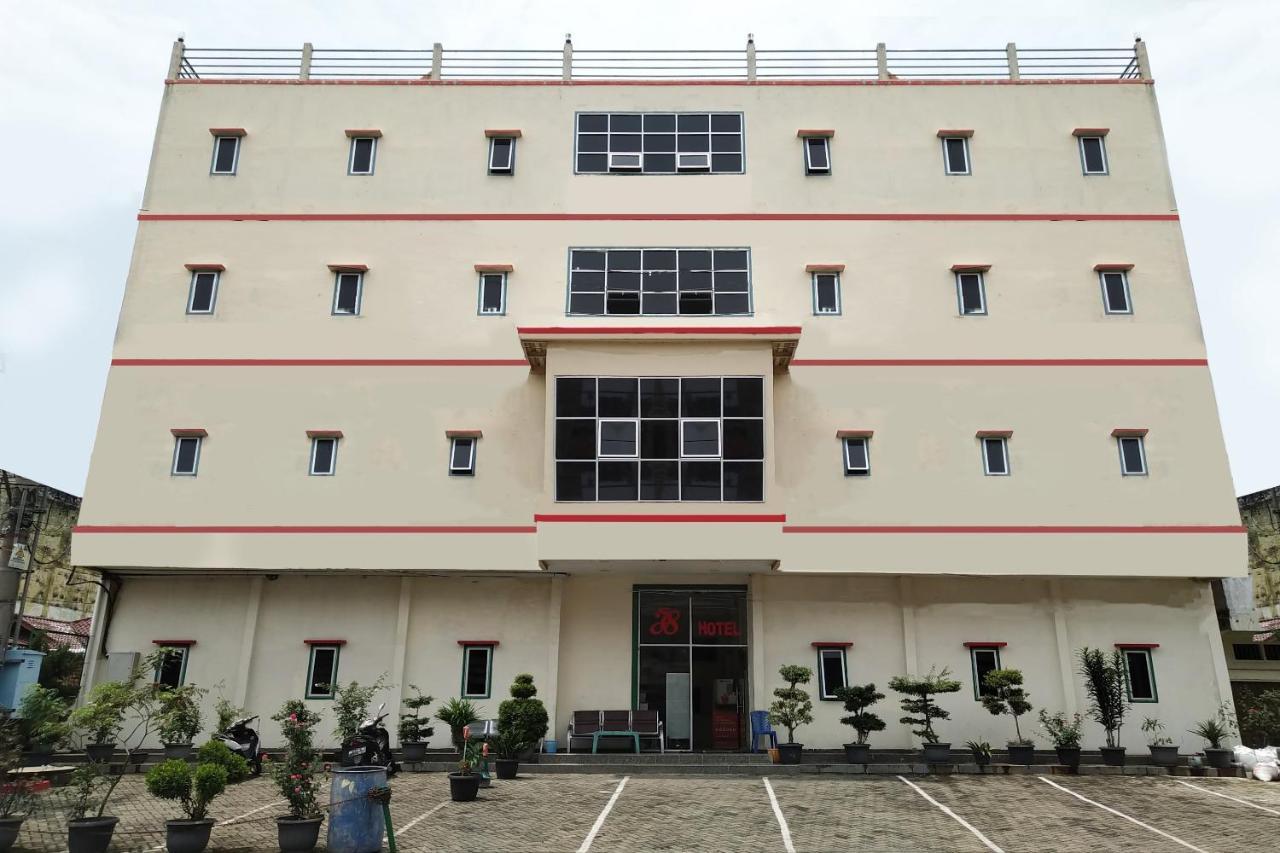 Oyo 3499 J8 Hotel Jambi Exterior photo